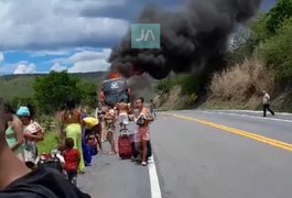 Vídeo. Ônibus com passageiros de Arapiraca pega fogo em Minas Gerais