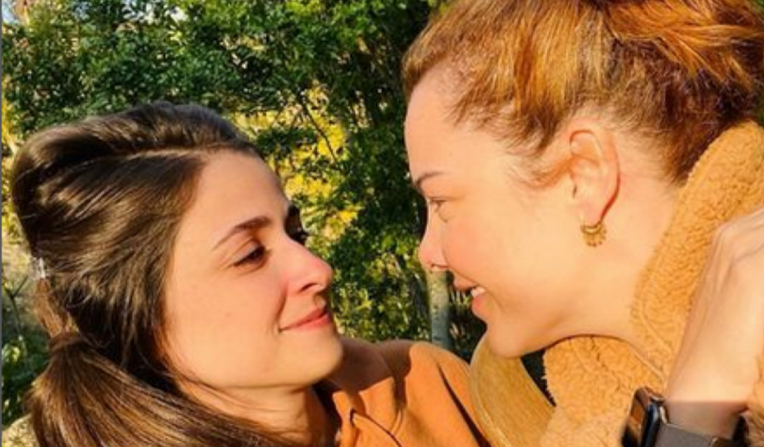 Atriz Fernanda Souza revela que está namorando com Eduarda Porto: 'Amor é amor'