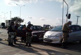 Colisão entre dois carros deixa um ferido e trânsito parado na AL 220