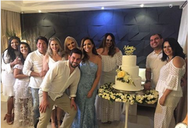 Solange Almeida convida amigos para jantar e faz casamento surpresa