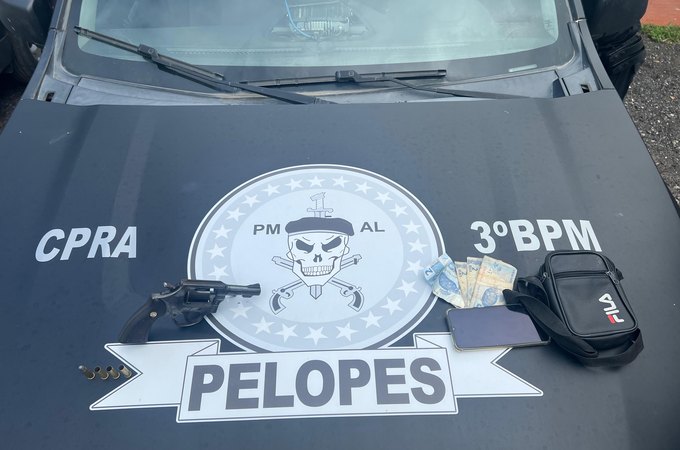 Jovem é preso por porte ilegal de arma de fogo e adulteração de veiculo automotor, em Arapiraca