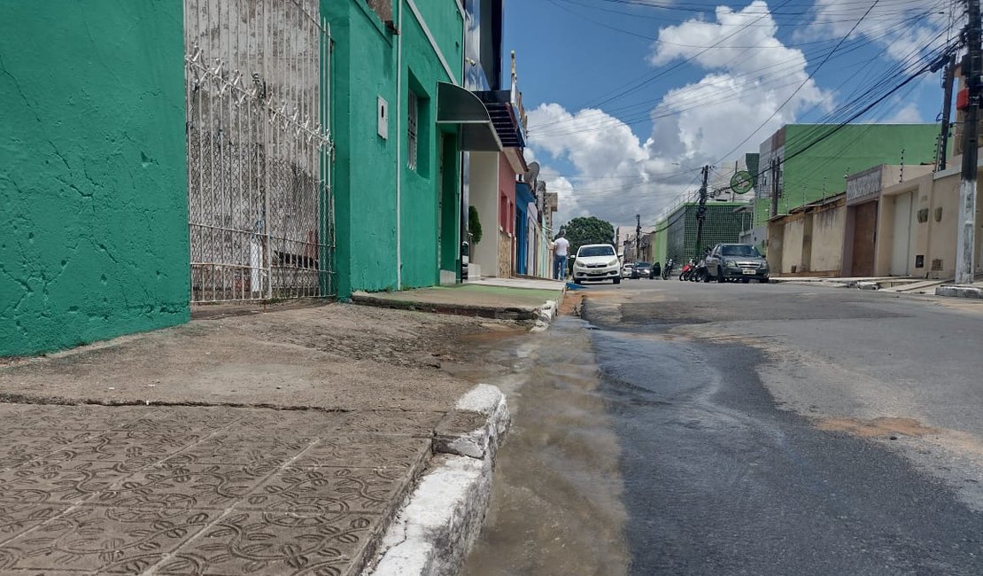 VÍDEO: Cano estourado causa grande desperdício de água em rua no Alto do Cruzeiro, em Arapiraca