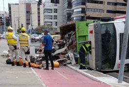 Trabalhador da coleta de lixo de Maceió fica ferido após caminhão tombar na Ponta Verde