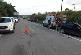 Grave acidente envolvendo carro e caminhão deixa 2 mortos e 3 feridos na BR-235, em Sergipe
