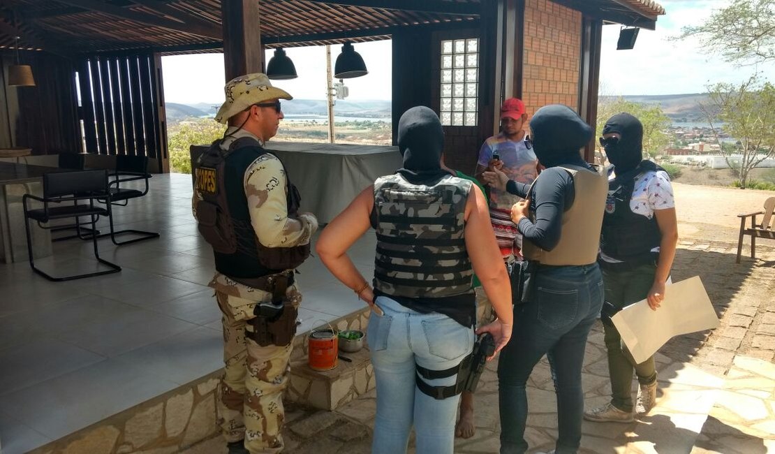 Gecoc cumpre mandados de busca e apreensão em prefeituras do Sertão