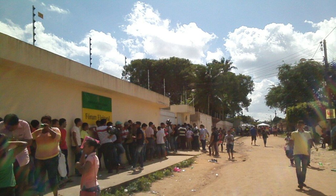 Último dia para tirar ou regularizar título de eleitor tem fila longa em Arapiraca