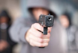 Homens armados invadem estabelecimento comercial e roubam celulares e dinheiro em Arapiraca