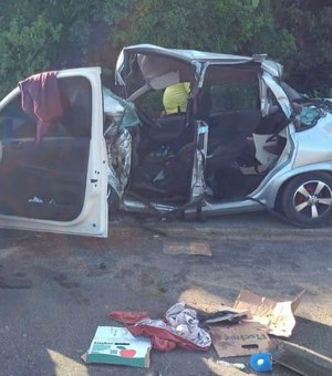 Batida envolvendo dois carros deixa uma pessoa morta e três feridas em Coruripe