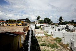 FPI interdita garagem da Prefeitura de Junqueiro; Restos de óleos e graxas são descartados em cemitério