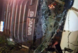 Motorista fica preso às ferragens e morre após capotamento de carreta em Pilar
