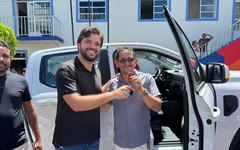 Prefeitura de Traipu entrega novos veículos para Saúde e Educação e motocicletas para GM e SMTT