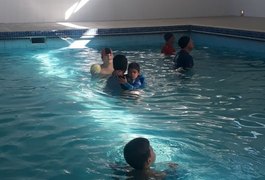 Criança autista apresenta melhoria de coordenação motora e audição com aulas de basquete e natação em Arapiraca