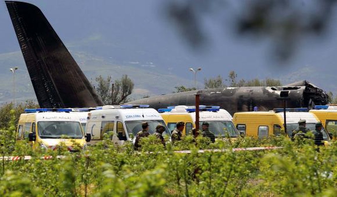 Avião militar cai na Argélia e deixa 257 mortos