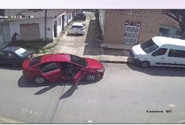 Vídeo mostra momento que homem é morto a tiros em calçada de residência, em Maceió