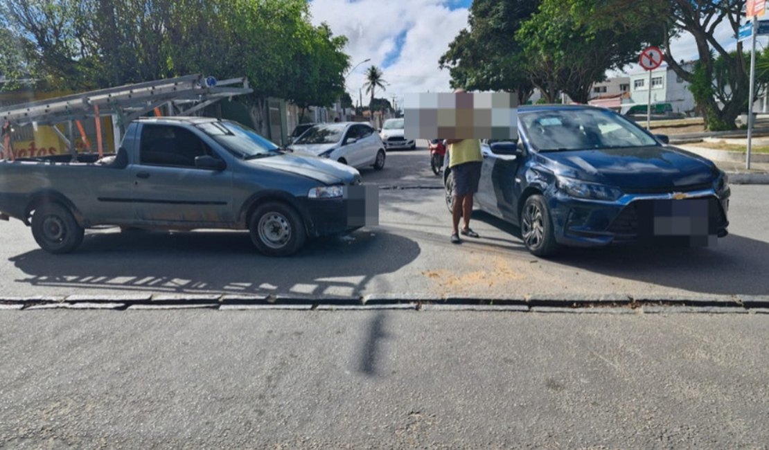 Motorista de picape avança placa de pare e colide contra carro no bairro Baixão