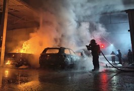 Loja de peças e serviços automotivos pega fogo e cinco carros ficam destruídos em Arapiraca
