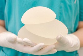 Entenda por que mulheres estão retirando seus implantes de silicone