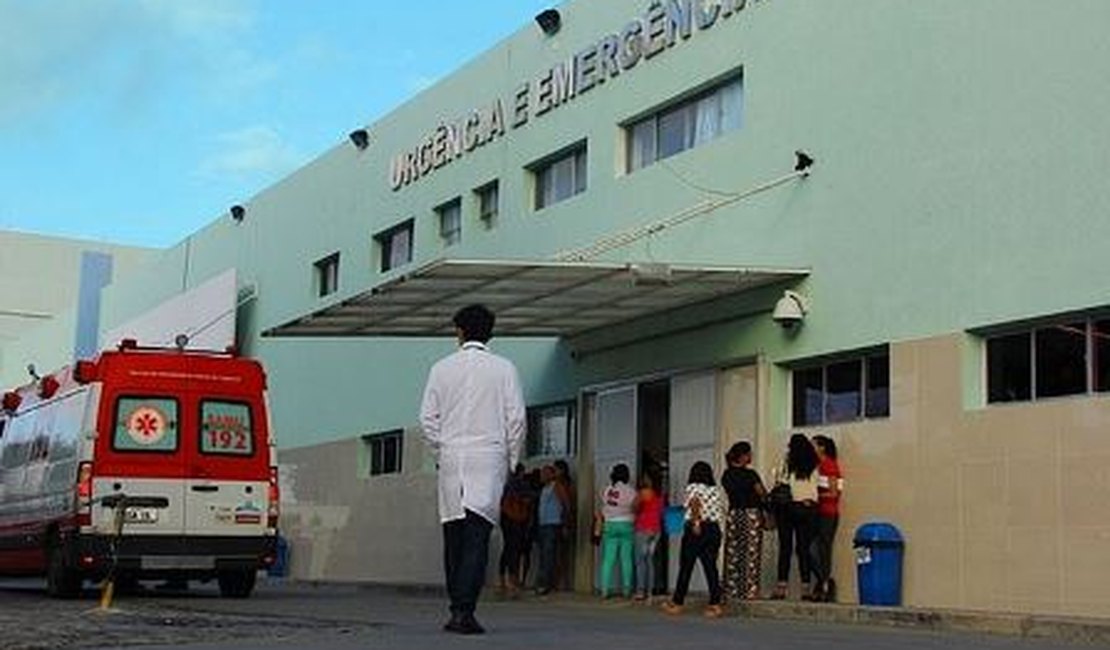 Mulher é socorrida após ficar ferida em colisão entre dois carros na AL-101 Norte