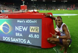 Alison dos Santos quebra recorde mundial dos 400m com barreiras