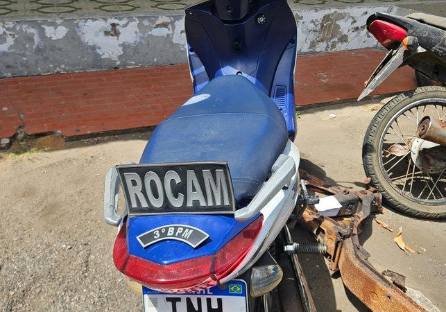 PM recupera veículo com registro de furto em área de mata no bairro Manoel Teles, em Arapiraca