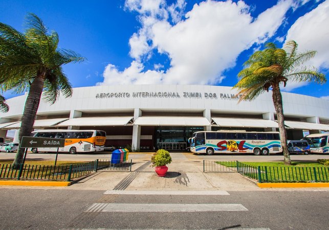 Mulher é presa se passando por comissária de bordo ao tentar embarcar com passagem de R$ 22,45