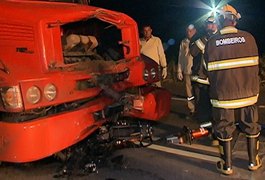 Motociclista morre após bater em caminhão, na BR-104