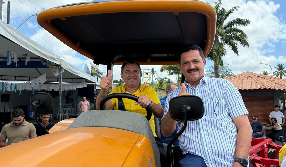 Conagreste entrega trator e implementos agrícolas em Tanque D’arca