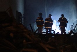 Maceió: Incêndio destrói galpão desocupado no Jaraguá