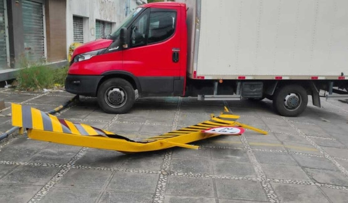 Motorista desobedece sinalização e destrói pórtico na avenida Governador Afrânio Lages