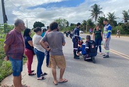 Colisão entre veículo de passeio e motocicleta deixa uma pessoa ferida, em Arapiraca