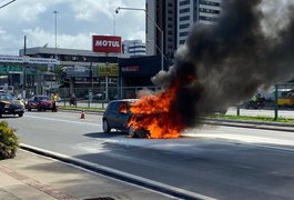 Carro pega fogo e bloqueia parte da Avenida Fernandes Lima, em Maceió