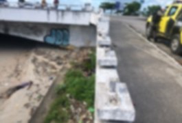 Cadáver com marcas de tiros é encontrado dentro de riacho poluído em Maceió