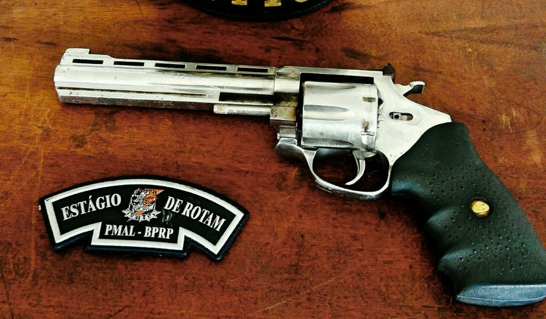 Casal é detido por porte ilegal de arma de fogo, em Arapiraca