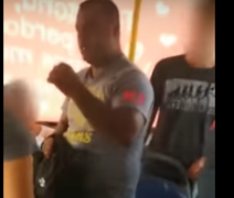 VÍDEO. Jovem não se intimida e reage contra homem em coletivo após ato obsceno