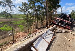 Motorista fica ferido após carreta tombar na BR-104, em São José da Laje