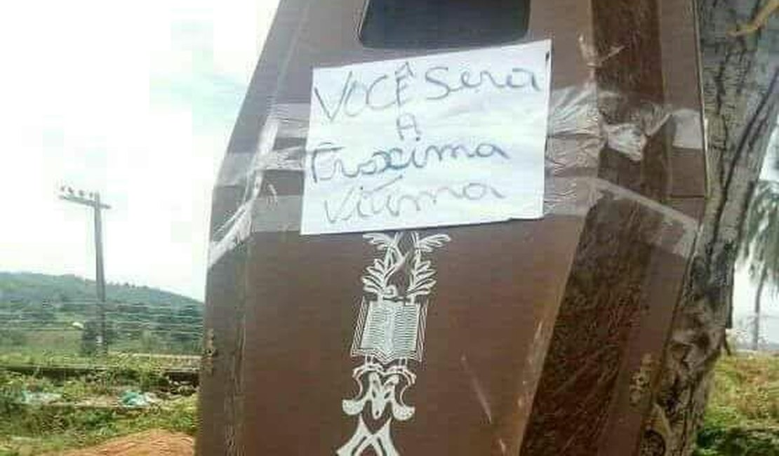 Populares encontram caixão pendurado em arvore com dizeres 'você será a próxima vítima'