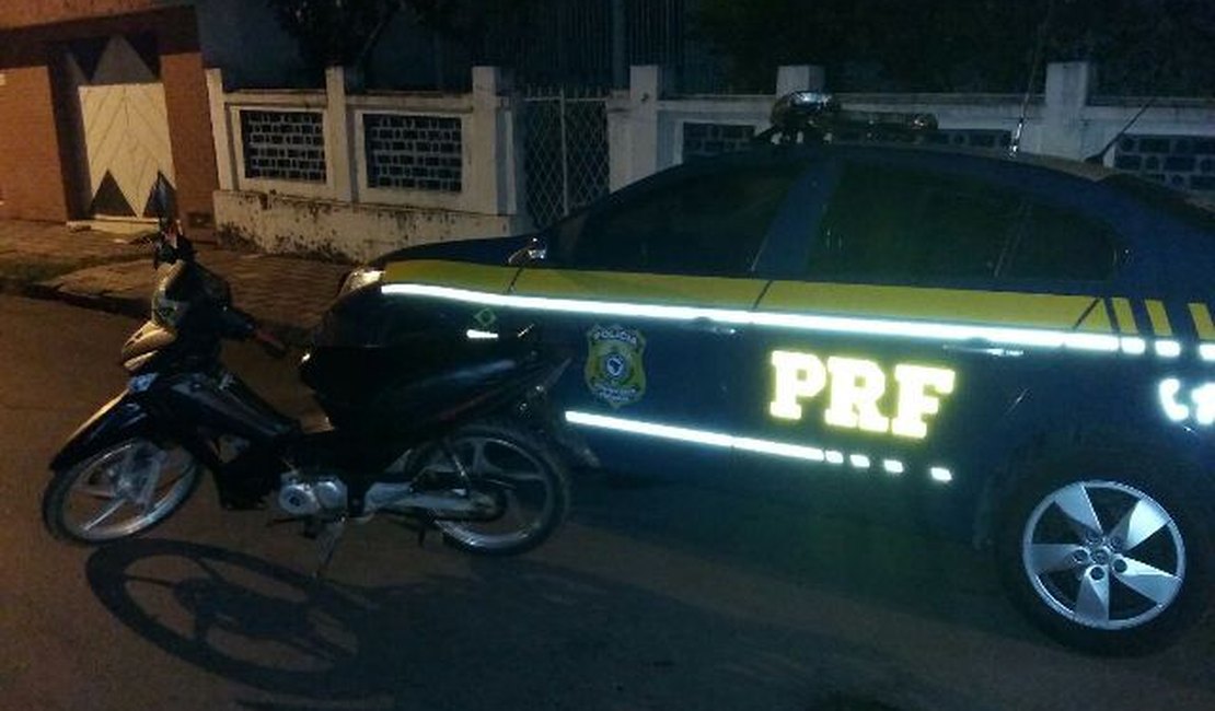 Polícia Rodoviária Federal recupera motocicleta furtada, em São Luiz do Quitunde