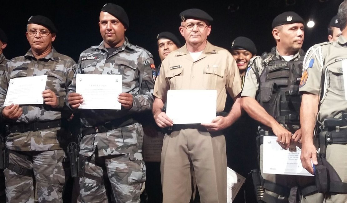Policiais recebem homenagem da cúpula da Segurança Pública no Teatro Deodoro