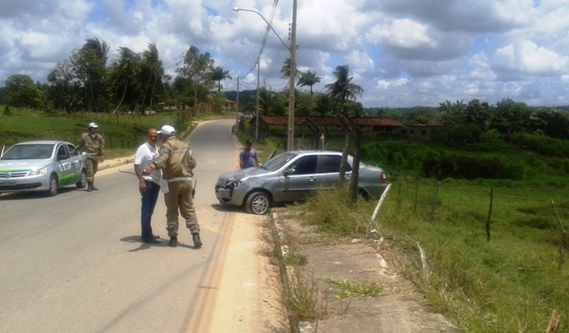 Motorista tenta se livrar de uma colisão frontal e acaba destruindo seu veículo em São Miguel