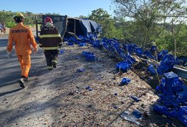 Carga de cerveja é saqueada após tombamento de carreta em Porto Real do Colégio