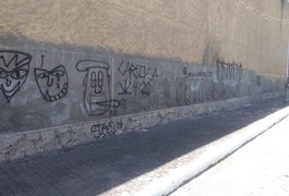 Jovens são detidos pichando prédio da Prefeitura de Maceió