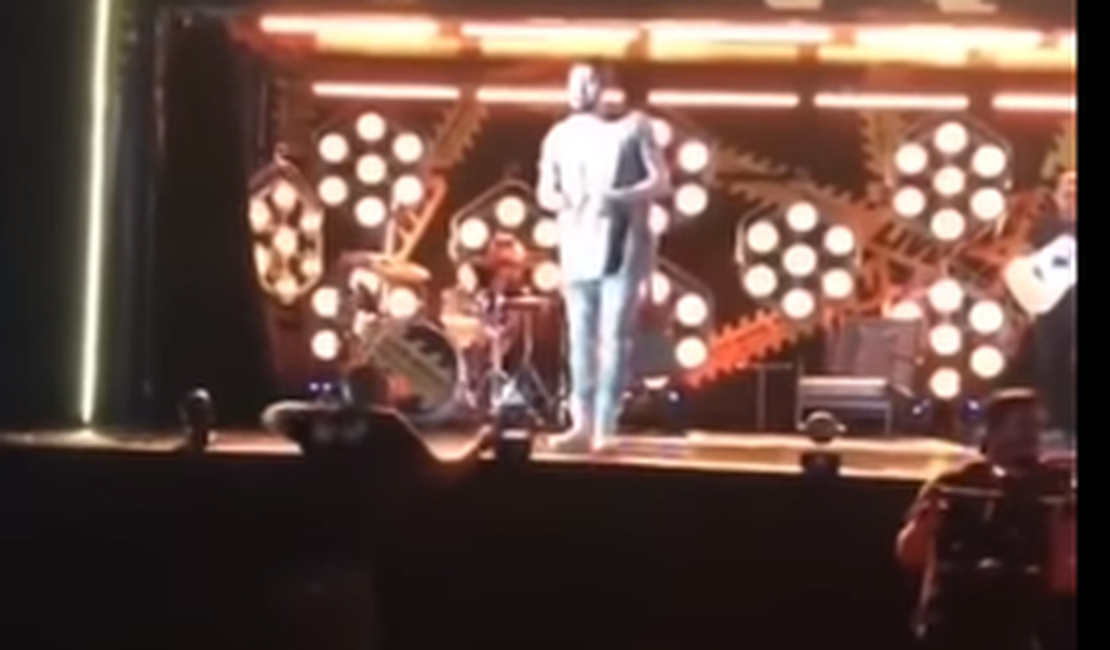 Luan Santana realiza show surpresa para moradores da zona rural de Piranhas