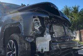 Carro colide contra duas motos e derruba poste de energia elétrica em Paripueira