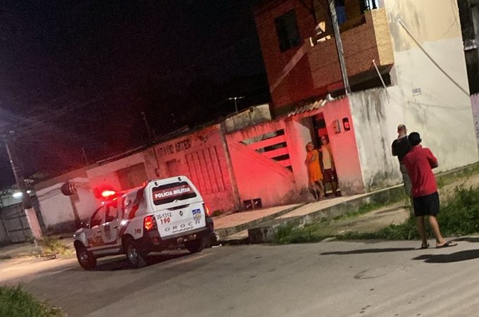 Trancado no banheiro, pai tem casa invadida e filhos executados em Maceió