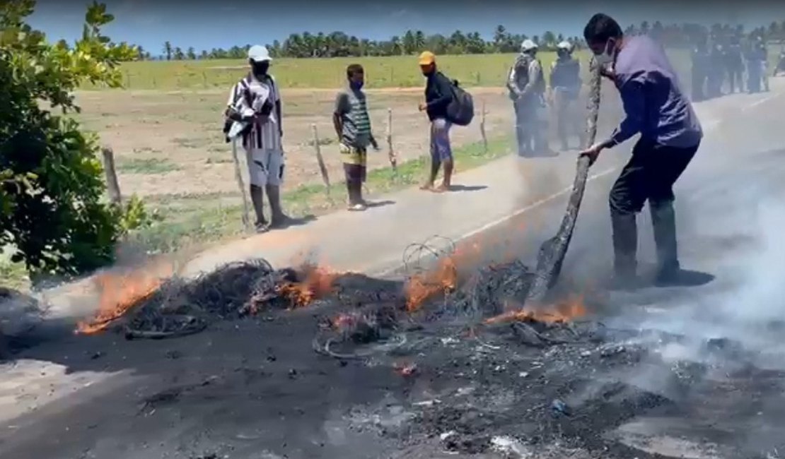 Trabalhadores fecham rodovia contra decreto do Governo mesmo com aumento de casos da Covid-19