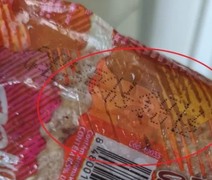 Mulher compra hambúrguer e ao comê-lo descobre que o produto venceu há 10 anos