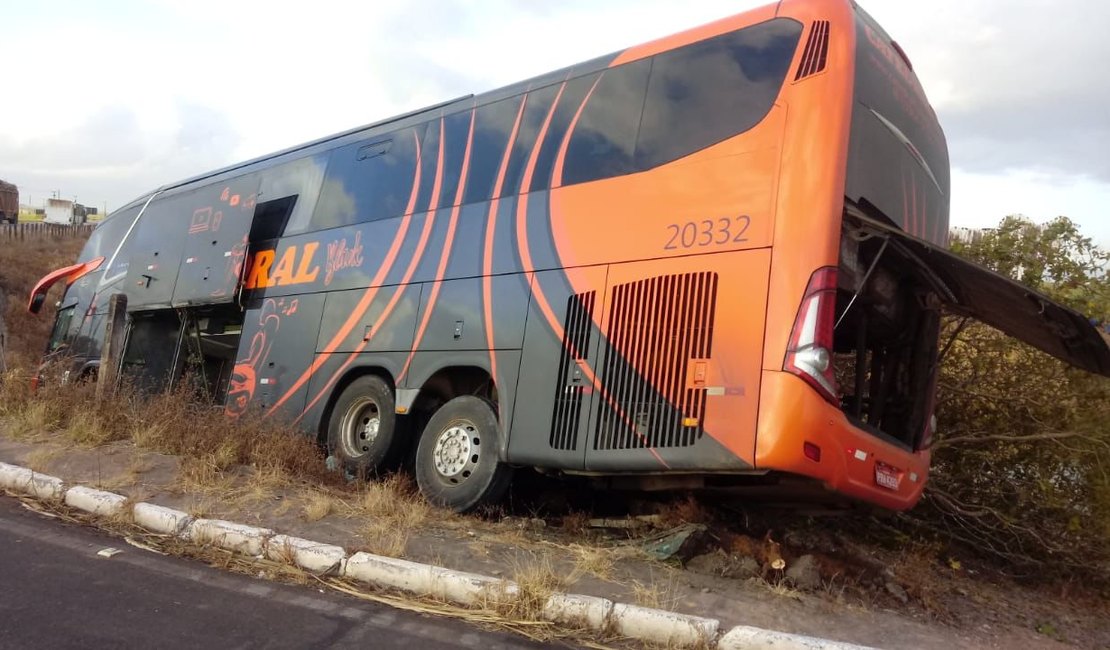 Ônibus da empresa Catedral cai em ribanceira na BR-101, em São Miguel dos Campos