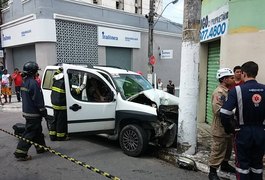 Seis crianças ficam feridas após veículo bater de frente com poste em Maceió