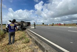 Carreta tomba na AL-101 Sul, na cidade de Barra de São Miguel