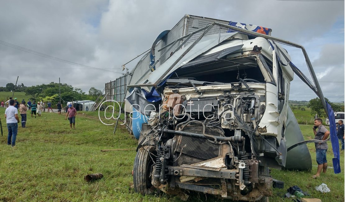 Carreta fica sem freio na AL-110 e tomba micro-ônibus com passageiros após batida traseira, em Taquarana